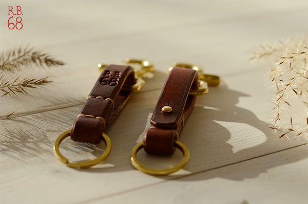 Schlüsselanhänger aus Leder mit Schlüsselring und Scherenkarabiner.